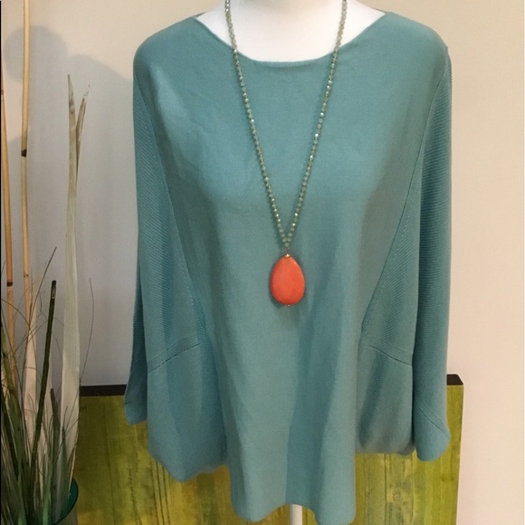 Madison de Papillon sweater top. - Picture 1 of 5